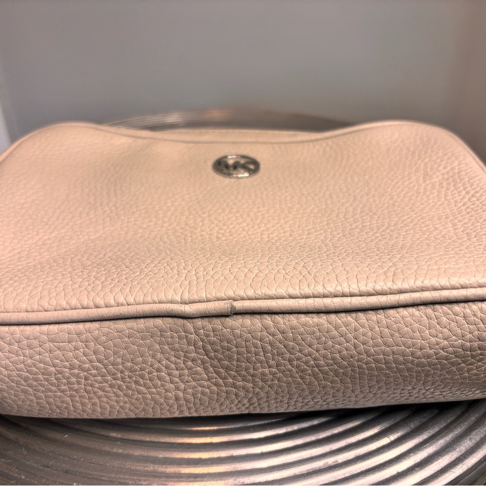 🤍👜Michael Kors Cream Pebbled Leather Crossbody - Picture 8 of 14